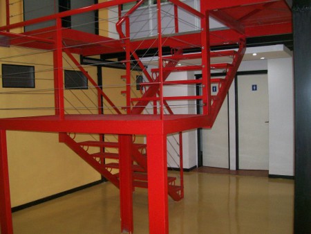 ESCALERAS DE ACCESO AL PRIMER PISO Y BAÑOS DE VARONES Y MUJERES