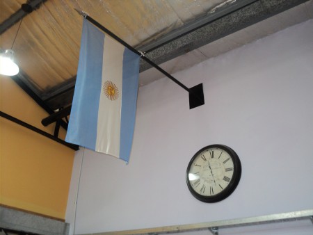 RELOJ Y BANDERA NACIONAL EN EL HALL CENTRAL