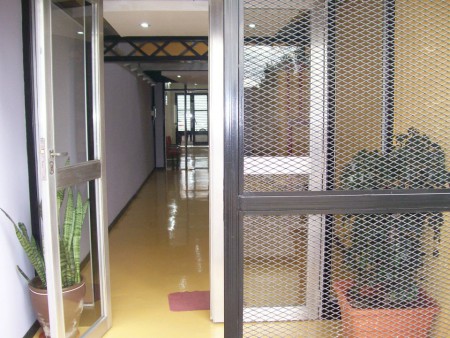 VISTA DEL HALL CENTRAL Y PASILLO DE ENTRADA DESDE EL PORTÓN DEL PATIO