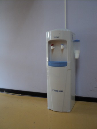 DISPENSER DE AGUA FRÍA Y CALIENTE EN EL HALL CENTRAL